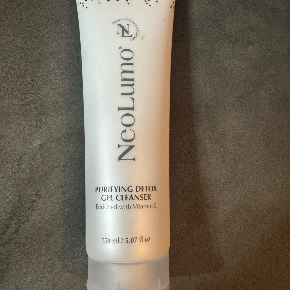 Purifying Detox Gel Cleanser - White